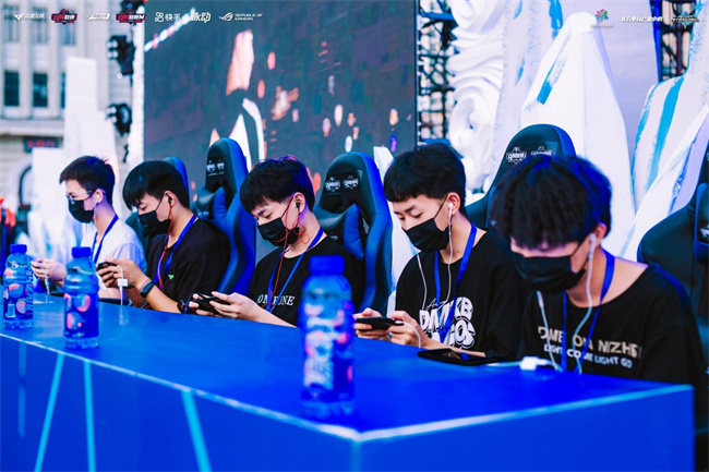 防线施加了 防线施加了